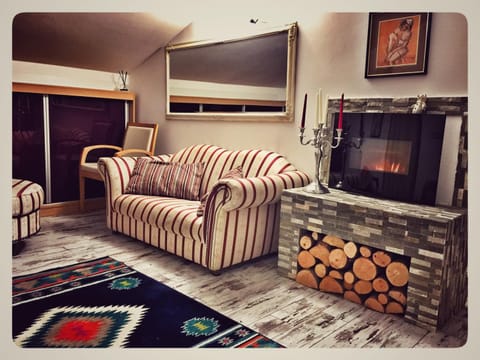 Communal lounge/ TV room, Facade/entrance, Spring, Day, Winter, Summer, Lobby or reception, Autumn, On site, group of guests