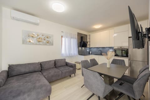 TV and multimedia, Kitchen or kitchenette, Living room, Seating area, Dining area, oven, air conditioner