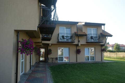 Property building, Garden, Balcony/Terrace