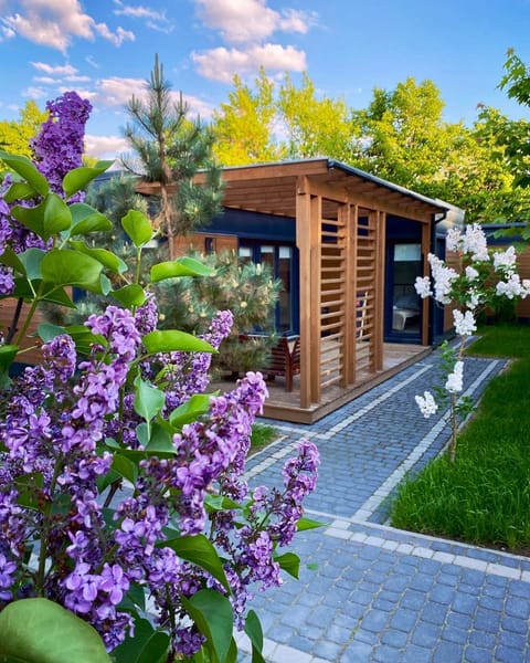 Property building, Facade/entrance, Natural landscape, Garden, Balcony/Terrace, Photo of the whole room