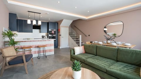 Kitchen or kitchenette, Living room, Seating area, Dining area