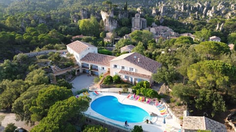Property building, Day, Natural landscape, Bird's eye view, Garden, Garden view, Pool view, Swimming pool, sunbed