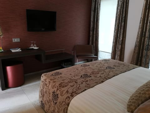 Bed, TV and multimedia, Bedroom