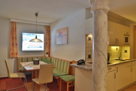 Kitchen or kitchenette, Seating area