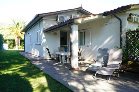 Property building, Patio, Garden, Balcony/Terrace, Garden view, sunbed