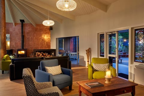 Restaurant/places to eat, Lounge or bar