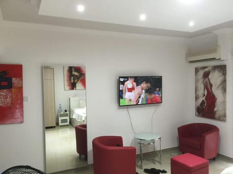 Communal lounge/ TV room, TV and multimedia, Living room, Photo of the whole room, Seating area, air conditioner