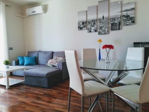 Living room, Seating area, air conditioner