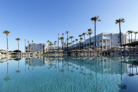 Property building, Swimming pool, sunbed