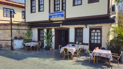Property building, Restaurant/places to eat, Breakfast