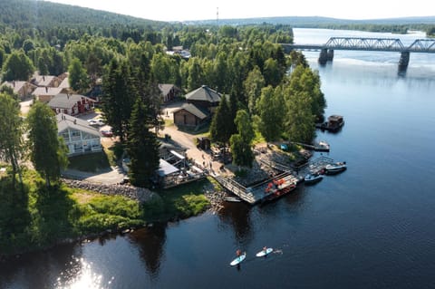 Property building, Restaurant/places to eat, Day, Natural landscape, Bird's eye view, Beach, River view