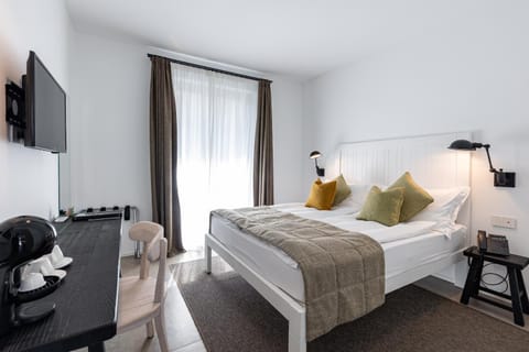 Bed, TV and multimedia, Photo of the whole room, Bedroom