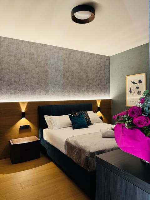 Bed, Bedroom, Swimming pool