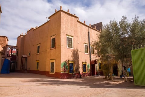 Property building, Restaurant/places to eat, Garden, Breakfast, Parking