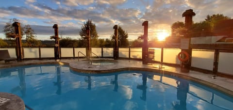 Hot Tub, Swimming pool, Sunrise