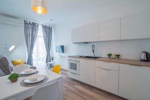 Property building, Kitchen or kitchenette, Living room, Dining area