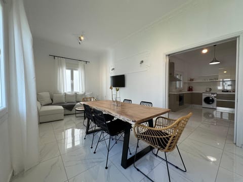 TV and multimedia, Kitchen or kitchenette, Living room, Seating area, Dining area