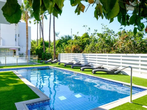 Property building, Garden, Swimming pool, sunbed