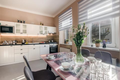 Kitchen or kitchenette, Dining area