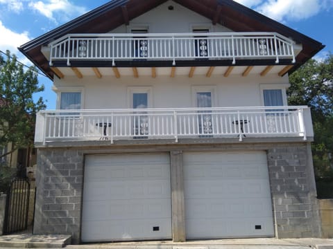 Property building, Facade/entrance, Balcony/Terrace