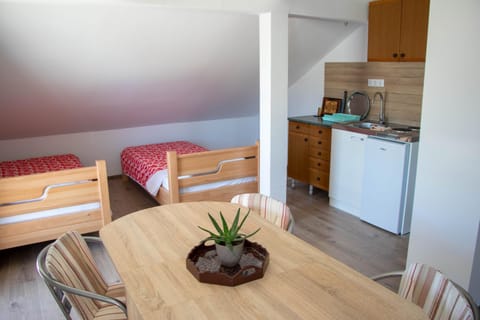 Bed, Kitchen or kitchenette, Seating area, Dining area