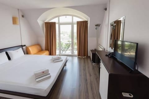 Bed, Balcony/Terrace, Bedroom, City view