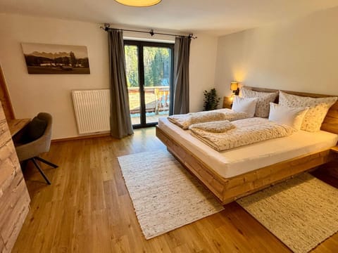 Bed, Balcony/Terrace, Bedroom, Mountain view