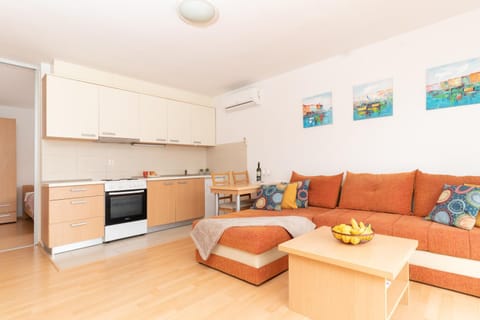 Kitchen or kitchenette, Seating area, Dining area