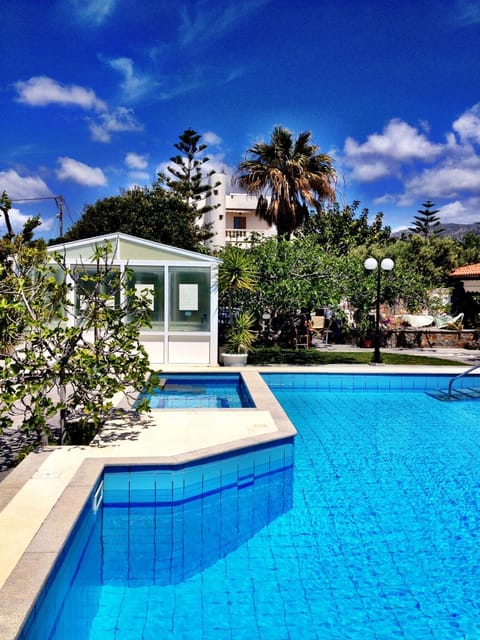 Property building, Day, Balcony/Terrace, Swimming pool