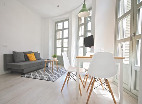 TV and multimedia, Living room, Seating area, Dining area