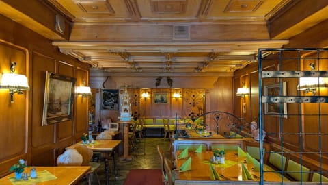 Restaurant/places to eat, internet