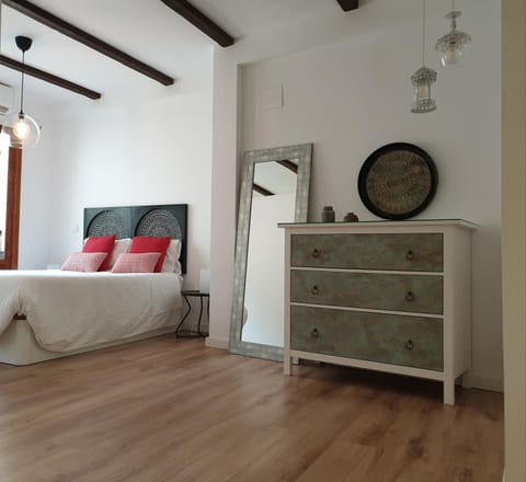 Photo of the whole room, Bedroom