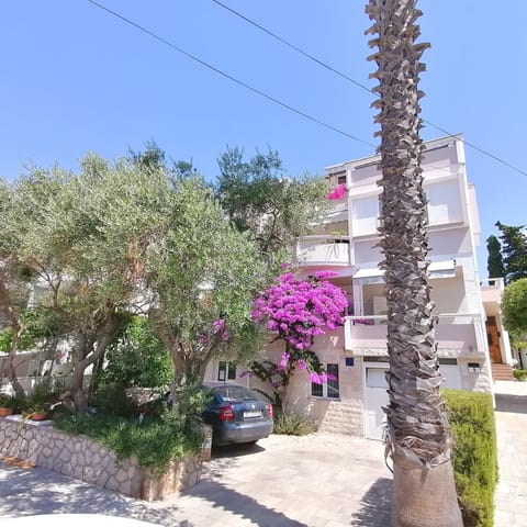 Property building, Spring, Neighbourhood, Parking