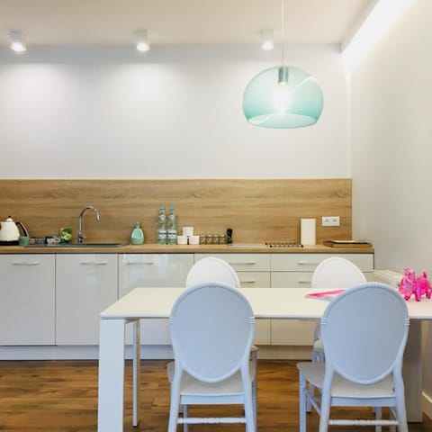 Kitchen or kitchenette, Dining area
