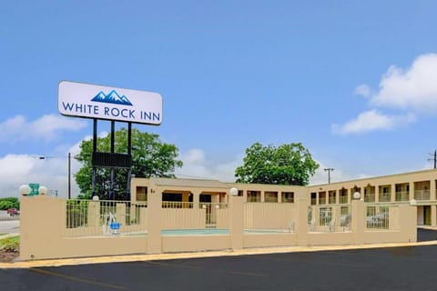 White Rock Inn Motel in San Marcos