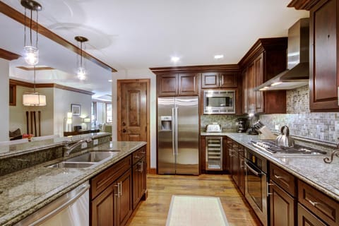 Luxury 2BRDen Ritz-Carlton Residence Apartment in Vail