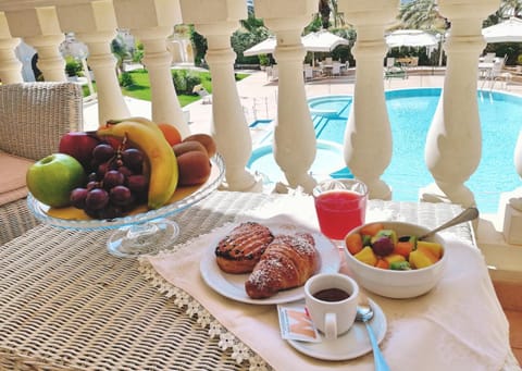 Food and drinks, Food, Pool view, Swimming pool, Breakfast, Continental breakfast, Dinner, Drinks
