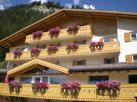 Facade/entrance, Day