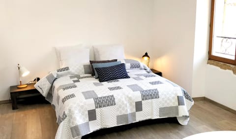 Bed, Photo of the whole room, Decorative detail, Bedroom