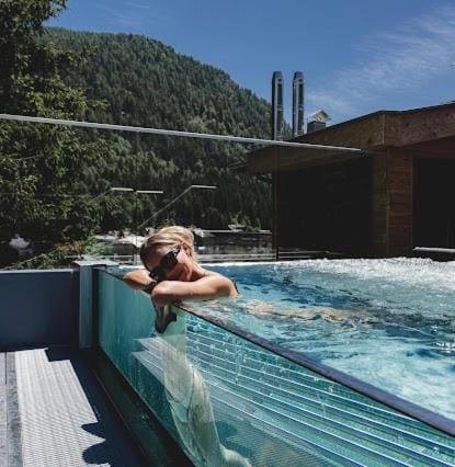 Natural landscape, Hot Tub, Guests, Mountain view, Pool view, Swimming pool