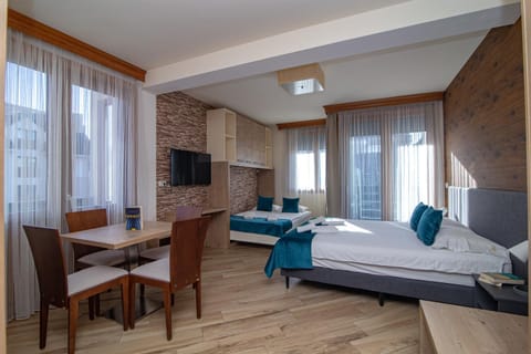 Bed, TV and multimedia, Balcony/Terrace, Text overlay