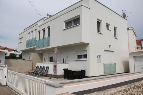 Property building, Patio, Patio, Facade/entrance, Day, Bird's eye view, Summer, Balcony/Terrace, Balcony/Terrace, Lobby or reception, Other, Photo of the whole room, Decorative detail, Decorative detail, Street view, Area and facilities, Inner courtyard view