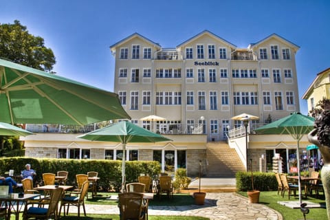 Property building, Facade/entrance, Balcony/Terrace, Location