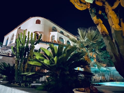 Property building, Garden, Garden view, Pool view, Swimming pool