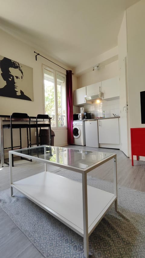 TV and multimedia, Kitchen or kitchenette, Living room