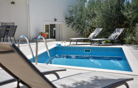 Pool view, Swimming pool, sunbed