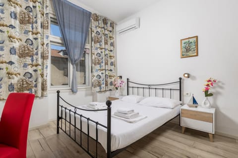 Bed, Photo of the whole room, towels