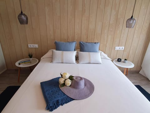 Bed, Night, Photo of the whole room, On site, Family