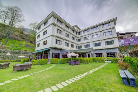Property building, Facade/entrance, Garden, Mountain view