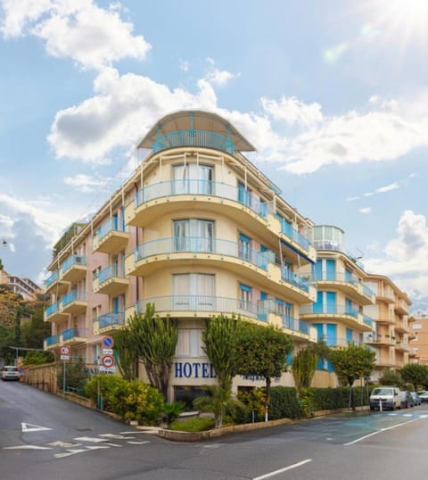 Property building, Day, Street view, Location, Parking
